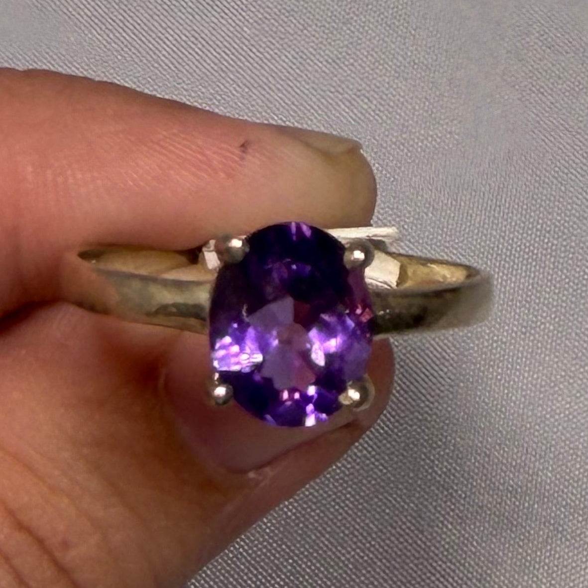 Anillo de amatista facetada talla 12 (02.6050)