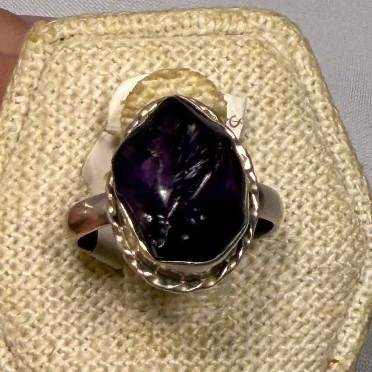 Anillo de plata de ley con piedra en bruto
