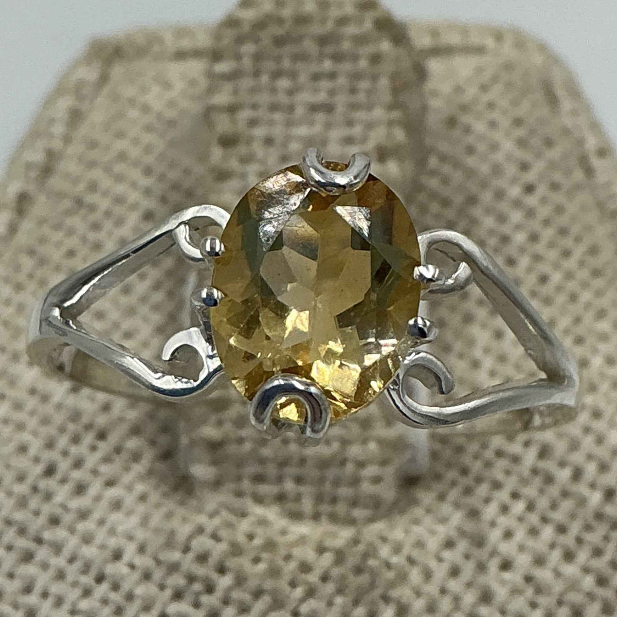 Anillo de plata de ley con marco ovalado de corazón y citrino – Talla 10 – Abundancia, amor y equilibrio emocional