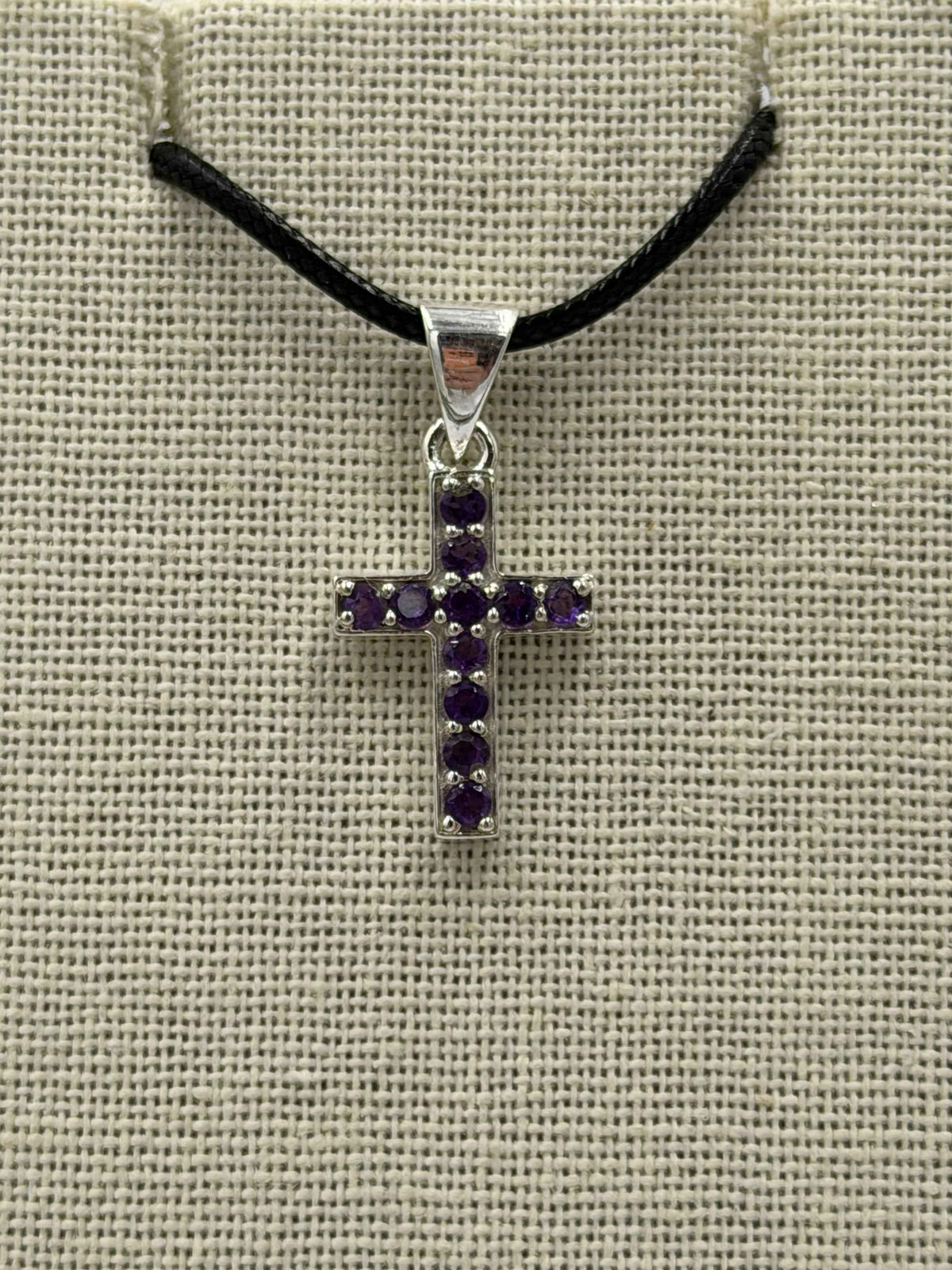 Colgante de cruz de plata de ley con amatista