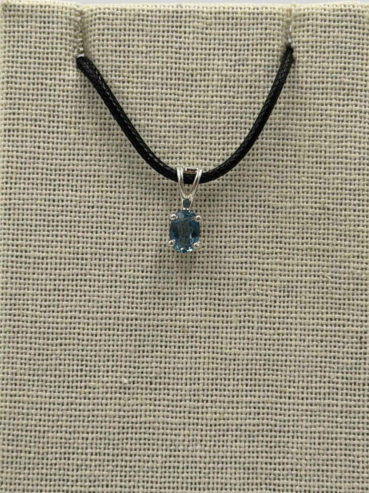 Colgante ovalado de plata de ley con topacio azul Londres, tamaño 2