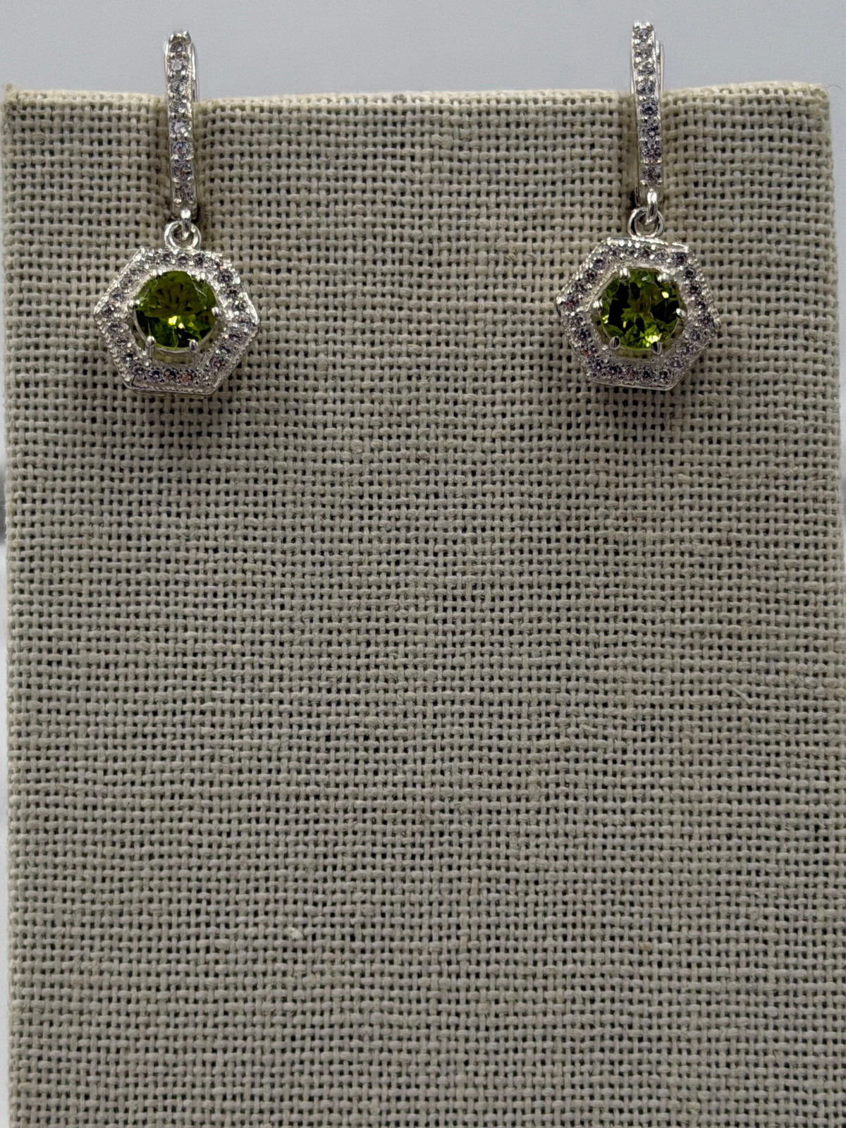 Pendientes de aro de plata de ley con hexágonos brillantes de peridoto