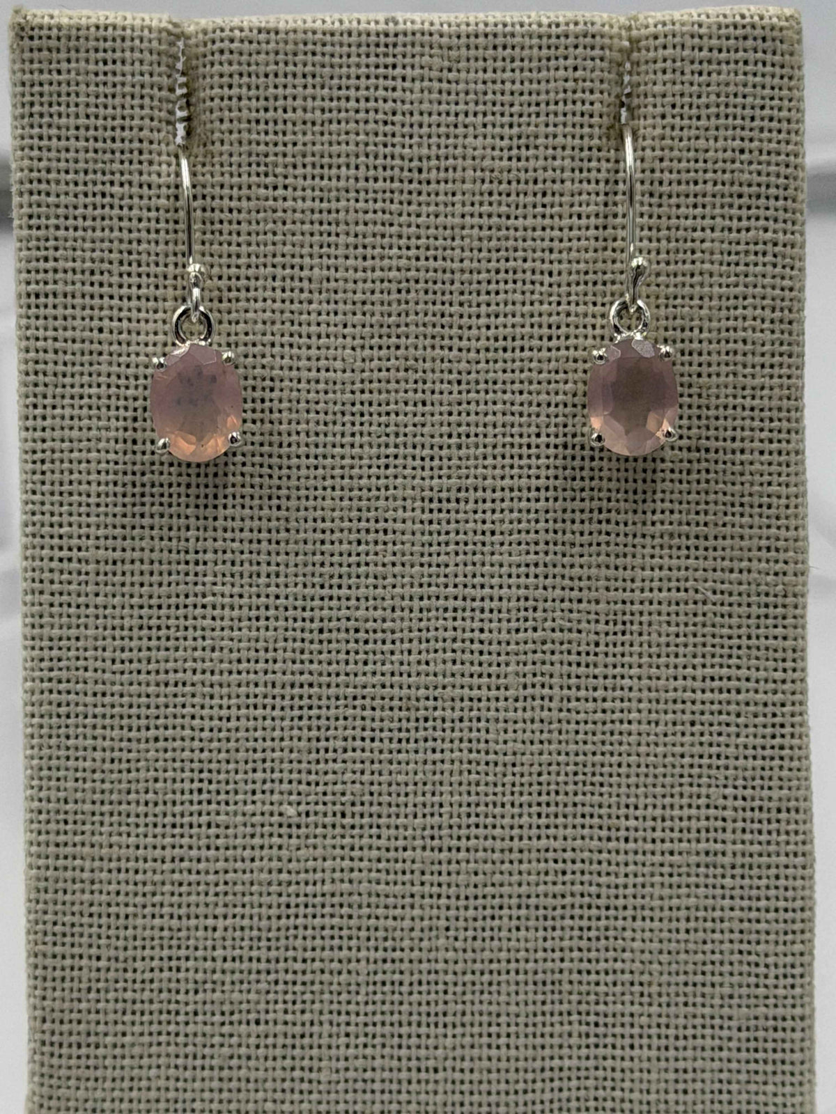 Pendientes colgantes de plata de ley con cuarzo rosa ovalado
