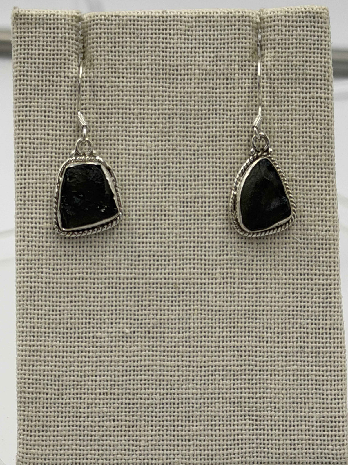Pendientes colgantes de plata de ley con moldavita engastada en bisel y diseño de cuerda, talla 1