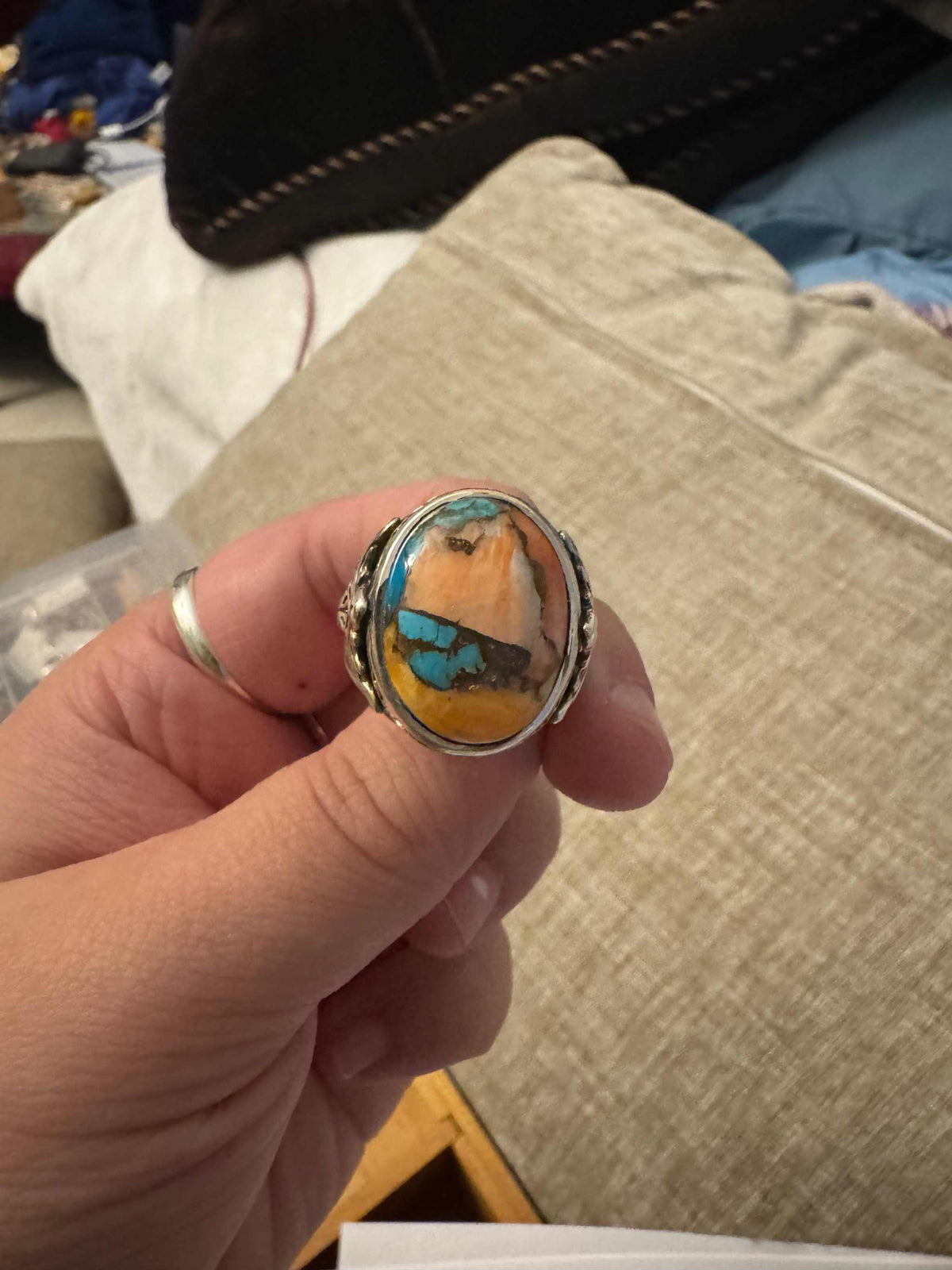 Anillo de turquesa con forma de ostra espinosa y laterales con volutas – Plata de ley – Talla 11 – Creatividad y fluidez
