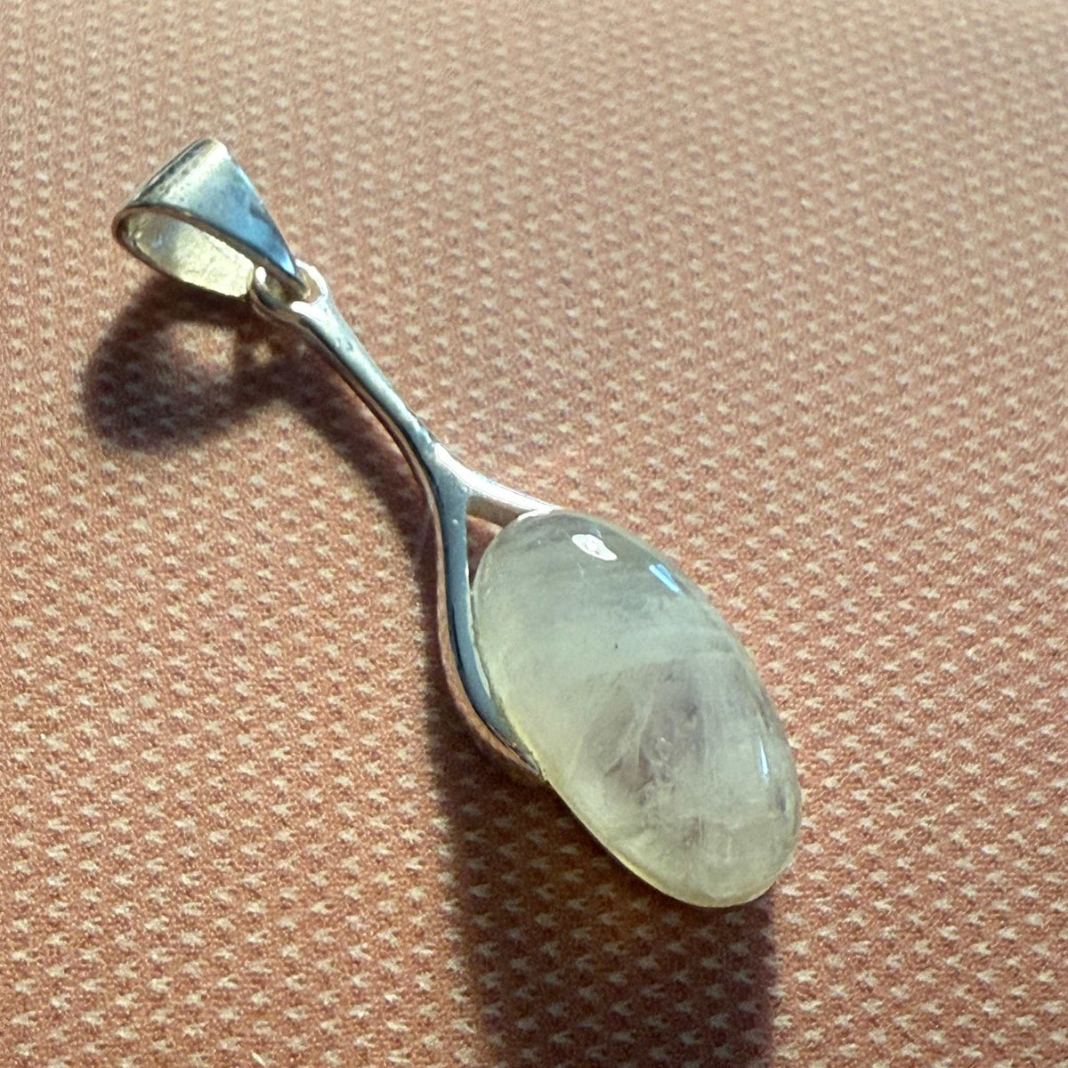 Colgante de piedra preciosa en forma de gota de plata de ley – Labradorita o piedra luna arcoíris