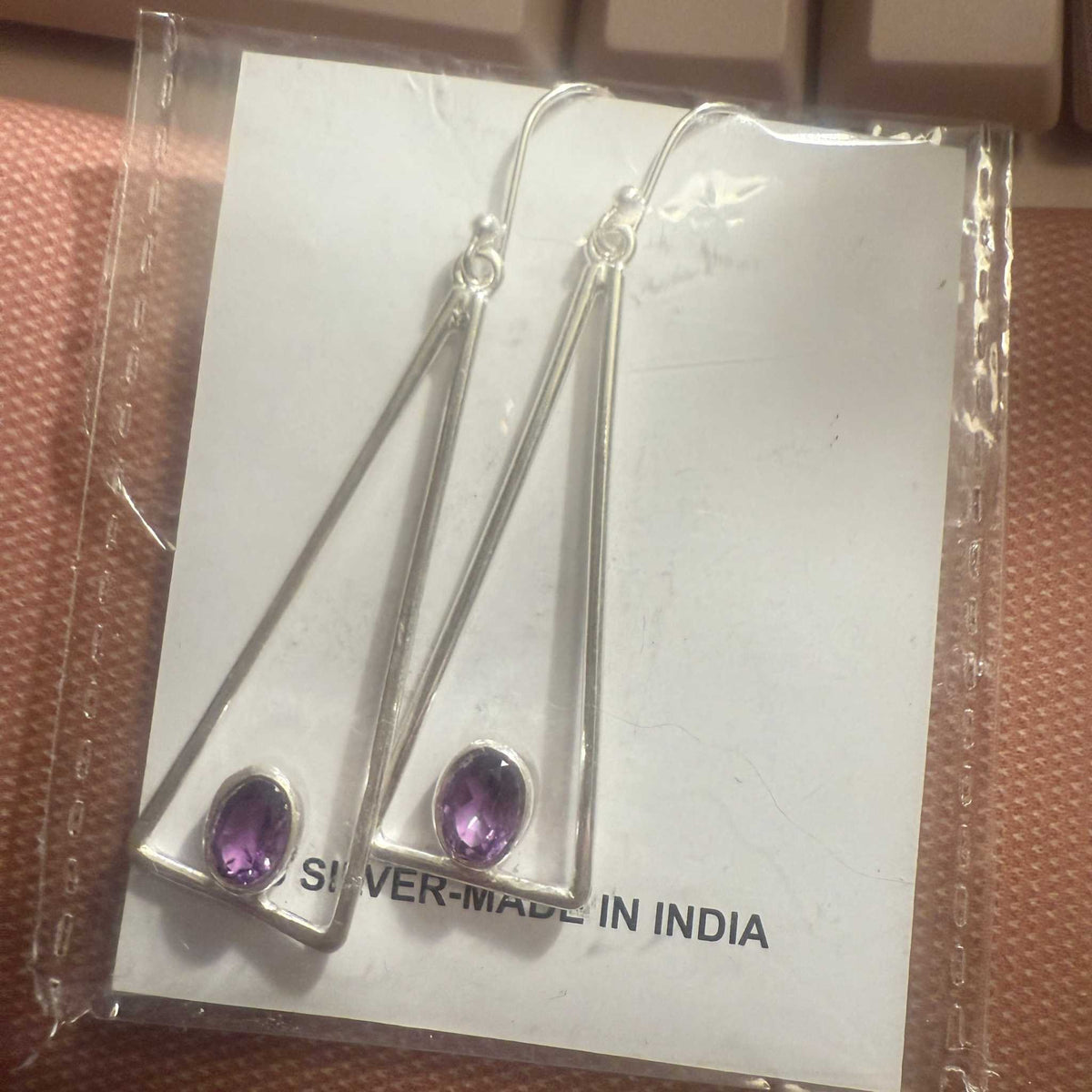 Nuevos pendientes de plata de ley con amatistas triangulares (04.5040)