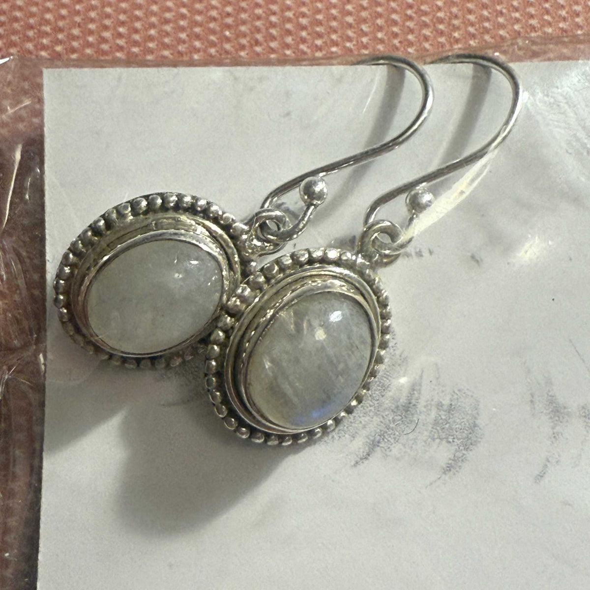 Pendientes ovalados de piedra lunar arcoíris en plata de ley