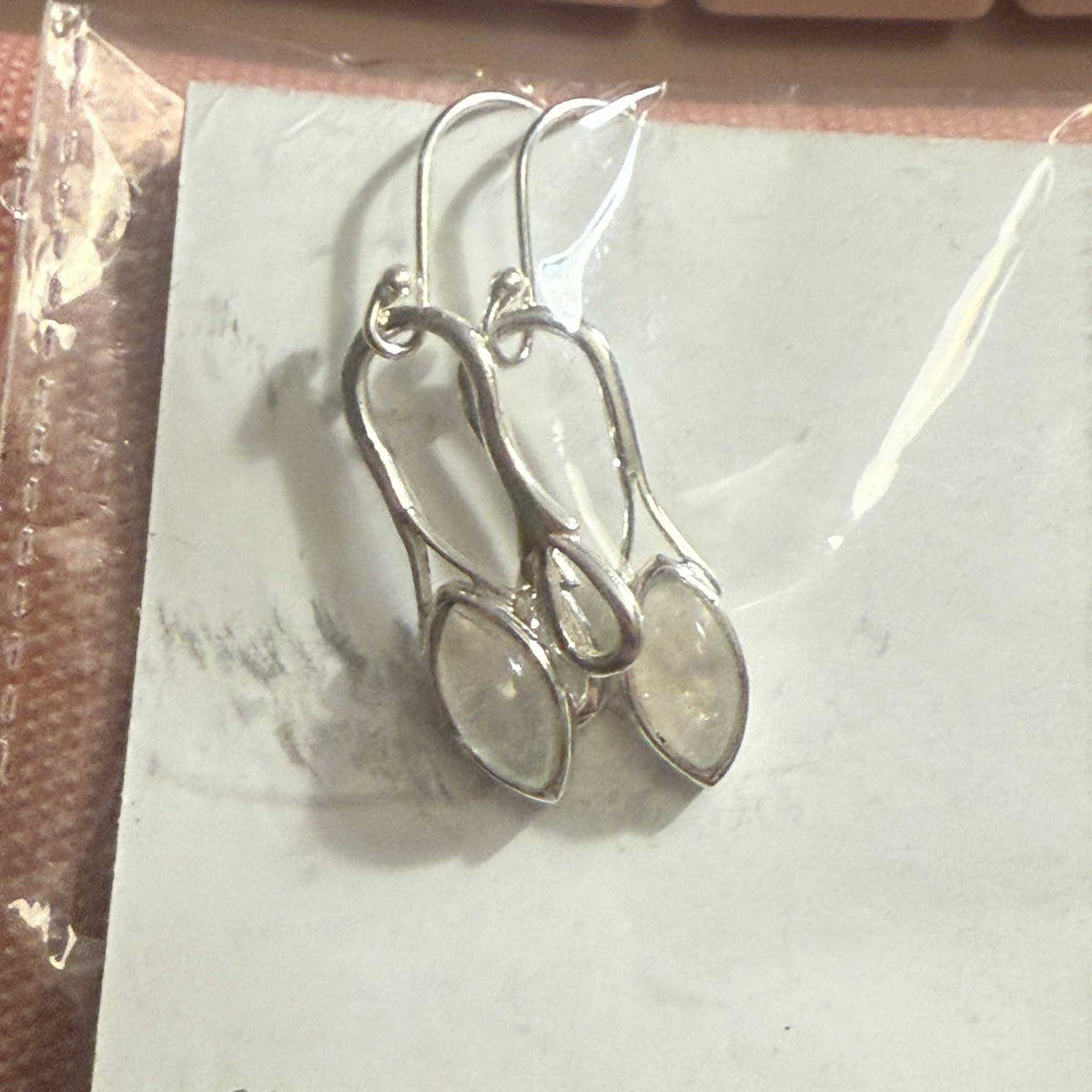 Pendientes de piedra lunar arcoíris talla marquesa en plata de ley