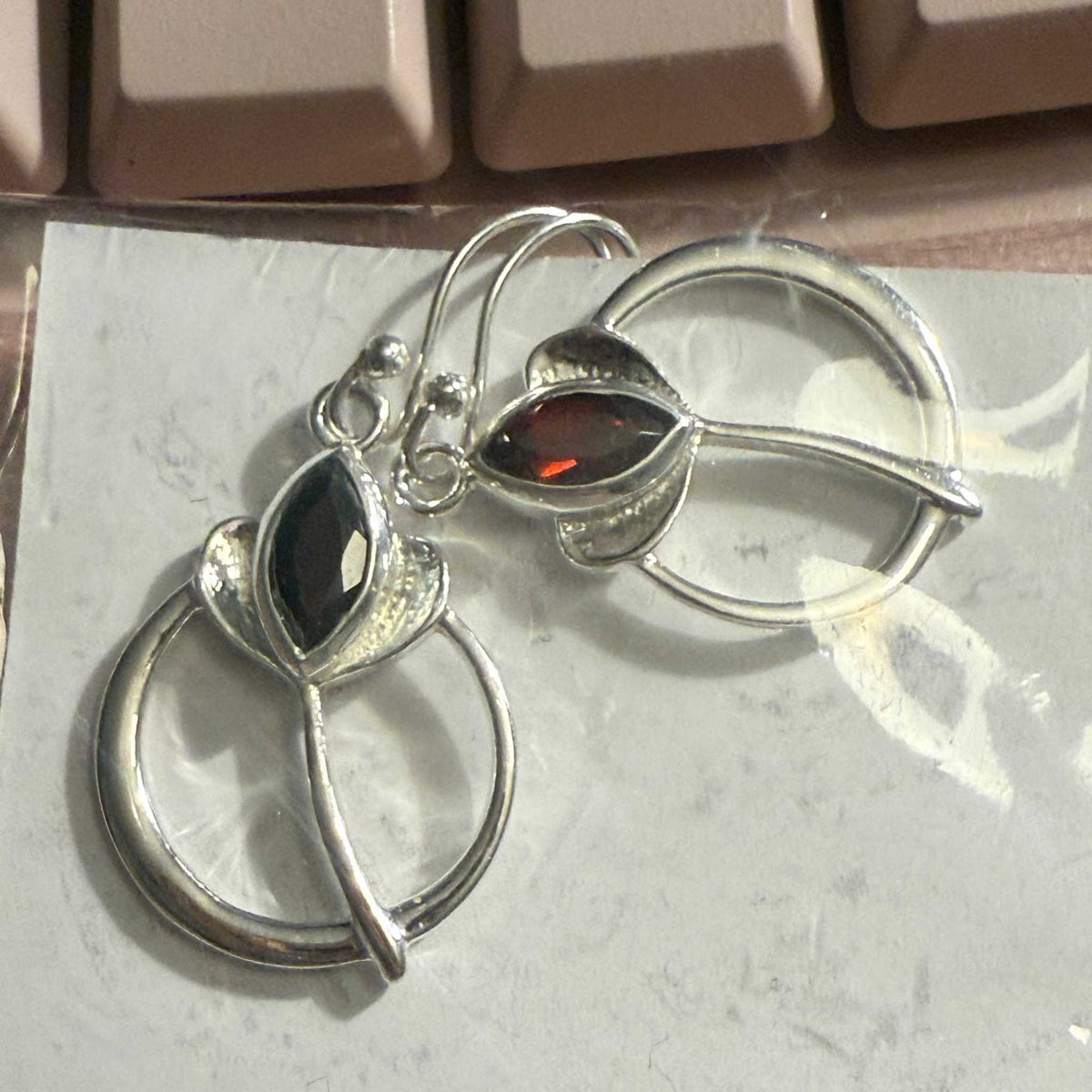 Pendientes de granate con hoja y círculo en plata de ley