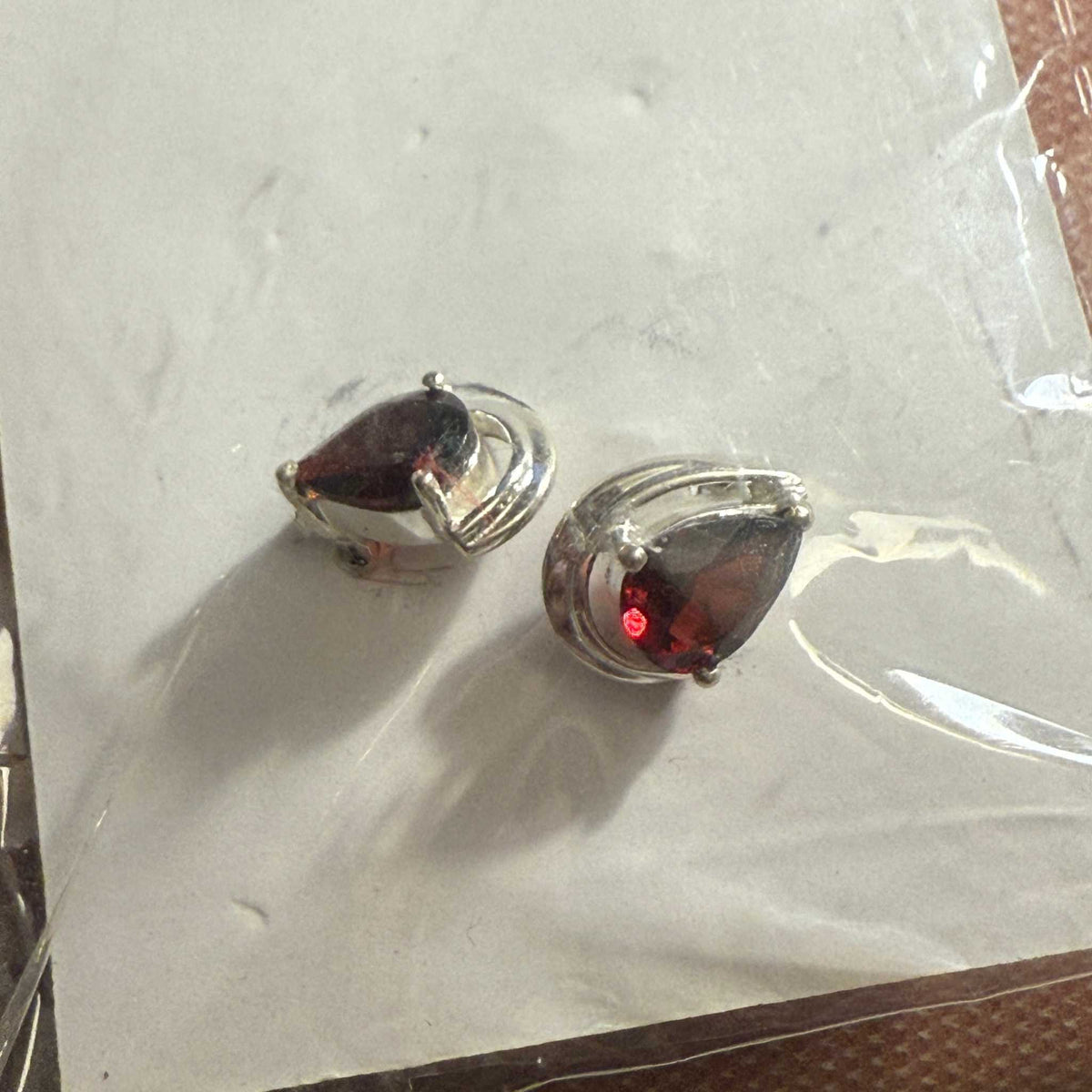 Pendientes de botón en forma de lágrima de granate en plata de ley