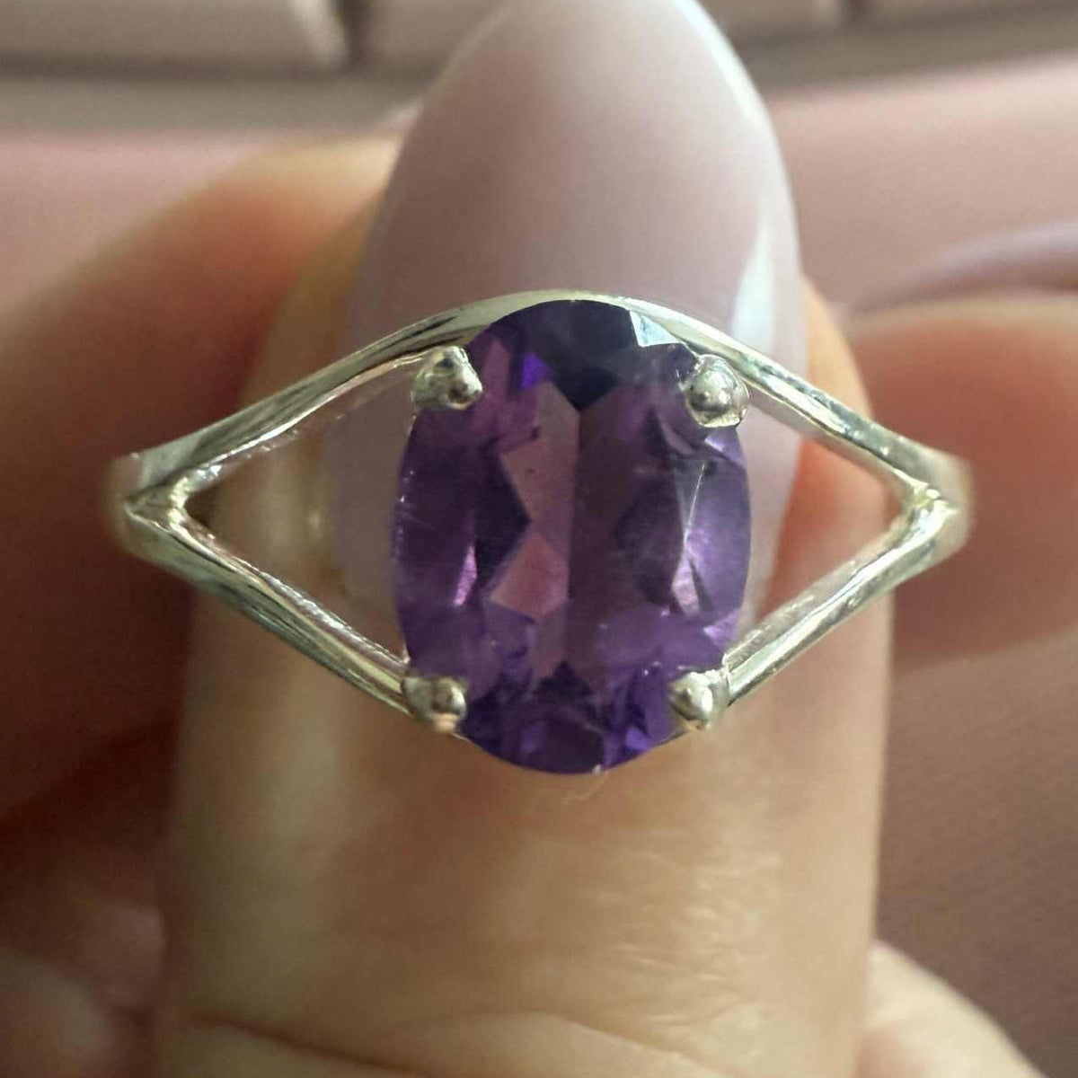 Anillo de plata de ley con amatista ovalada y engaste abierto – Tallas 12 y 13