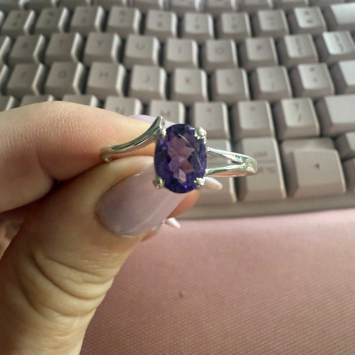 Anillo de plata de ley con banda dividida y amatista ovalada – Talla 13