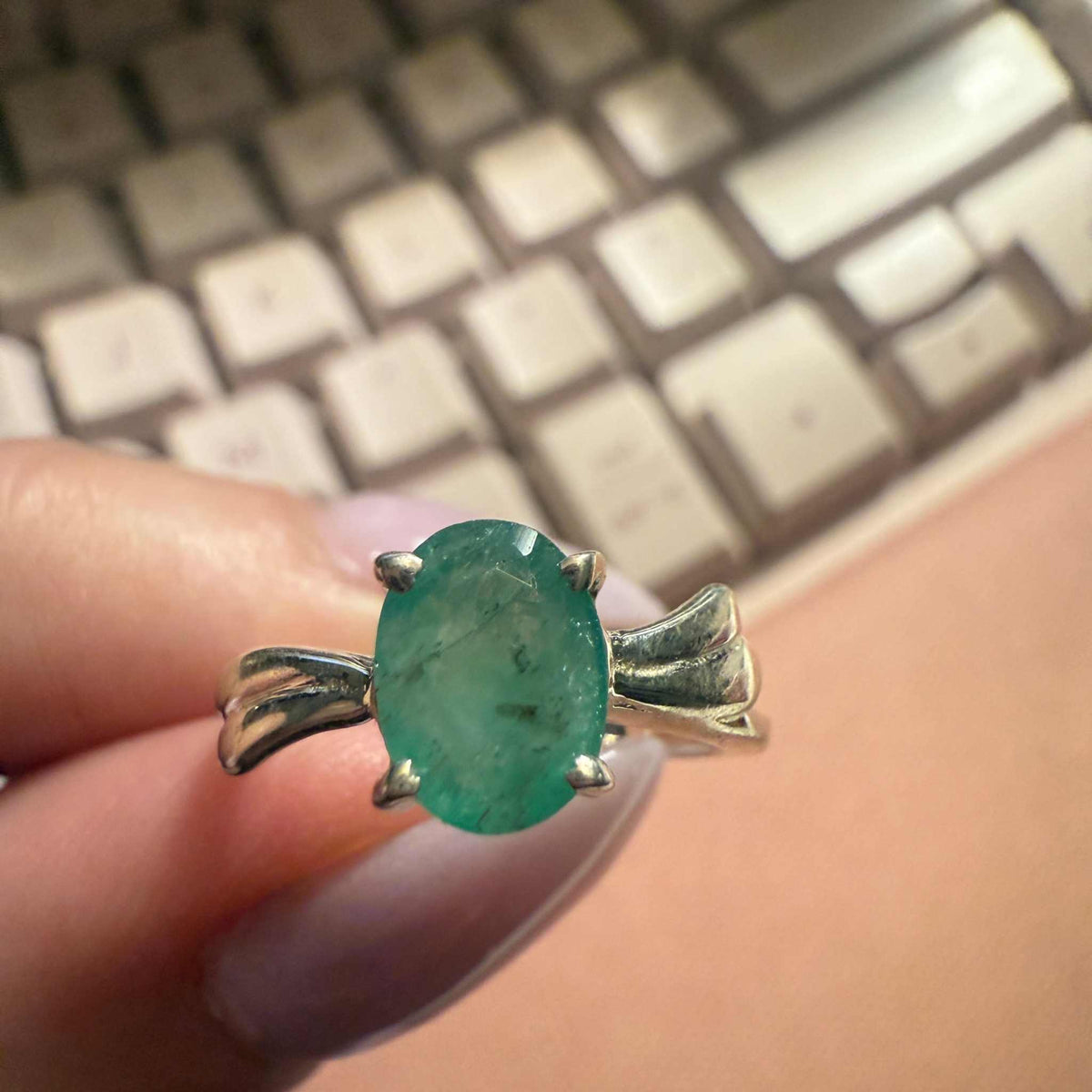 Anillo de esmeralda talla 5 – Esmeralda ovalada con aro de plata de ley con lazo fluido