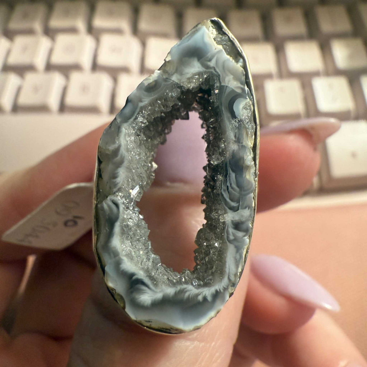 Anillo llamativo con rodaja de ágata – Corte de geoda de drusa azul – Talla 10