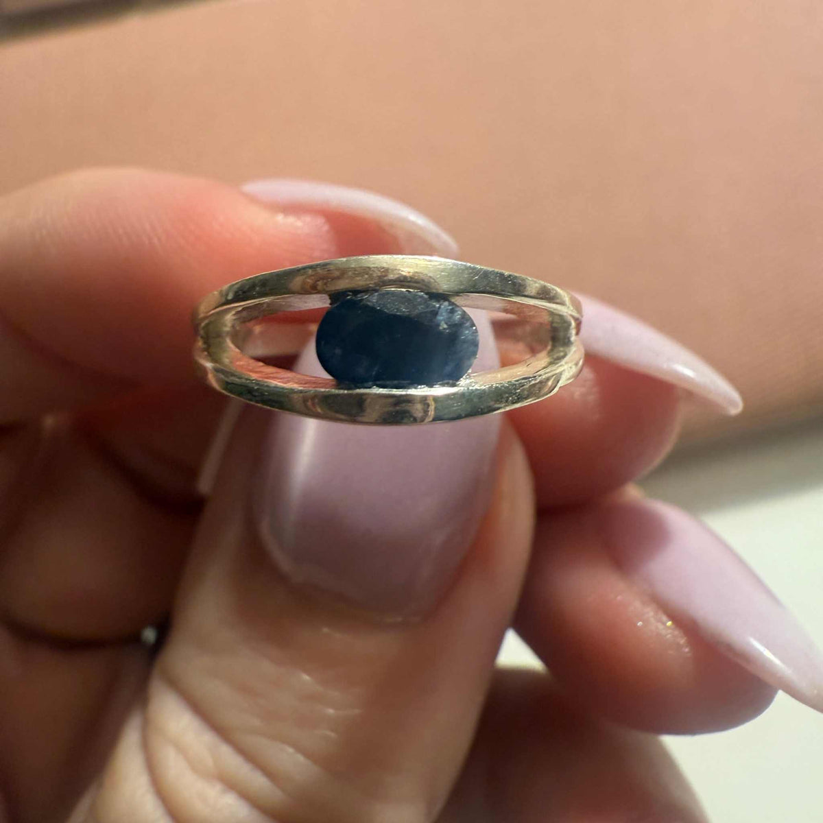 Anillo de plata de ley con banda abierta y zafiro – Talla 5