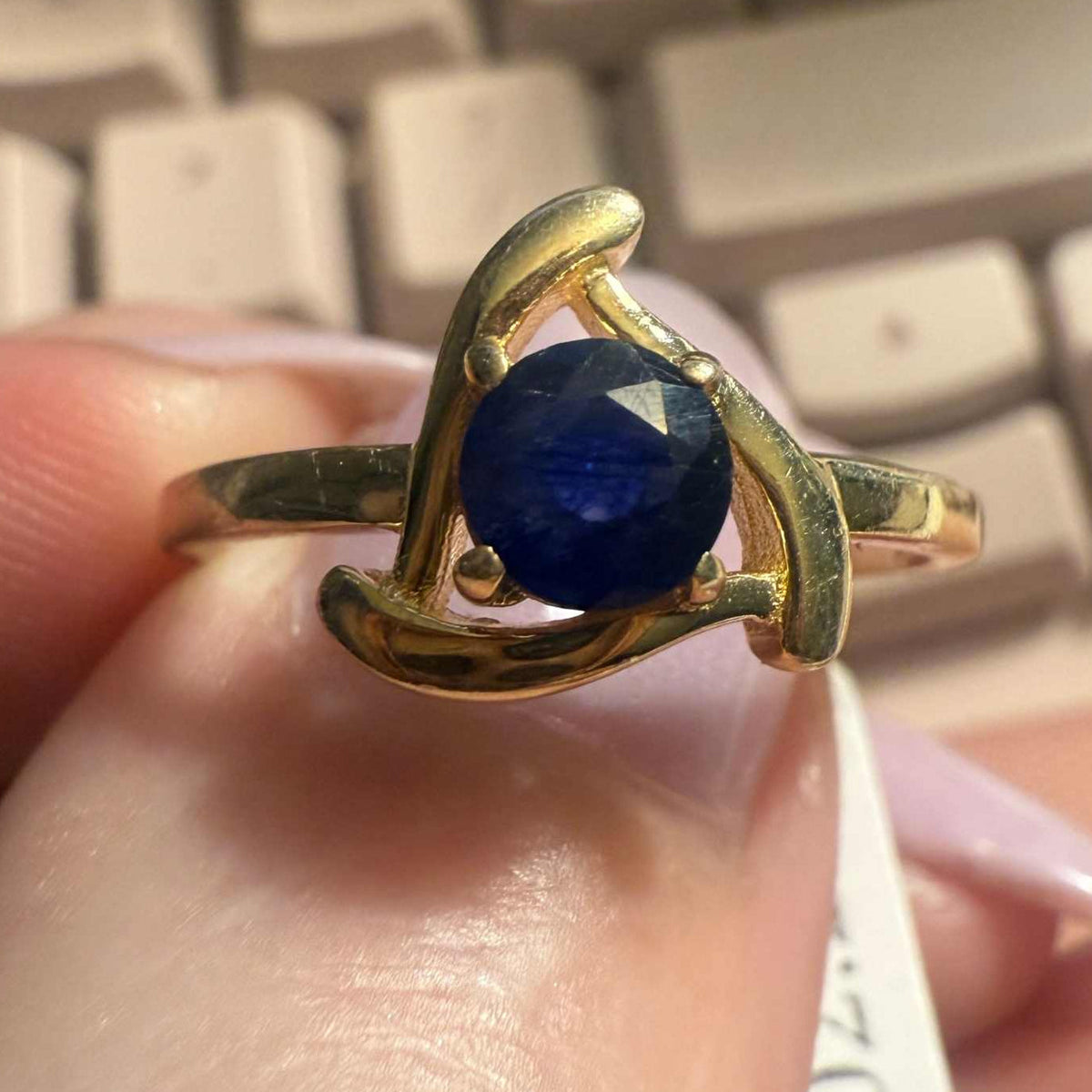 Anillo de plata de ley chapada en oro con zafiro ondulado – Tallas 8 y 9