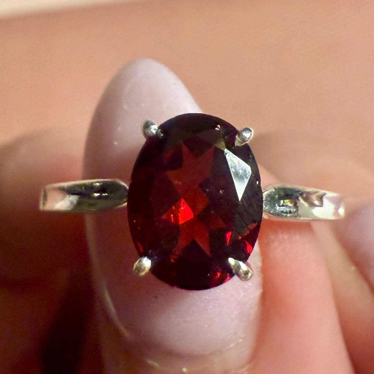 Anillo clásico de granate talla oval – Plata de ley – Talla 8