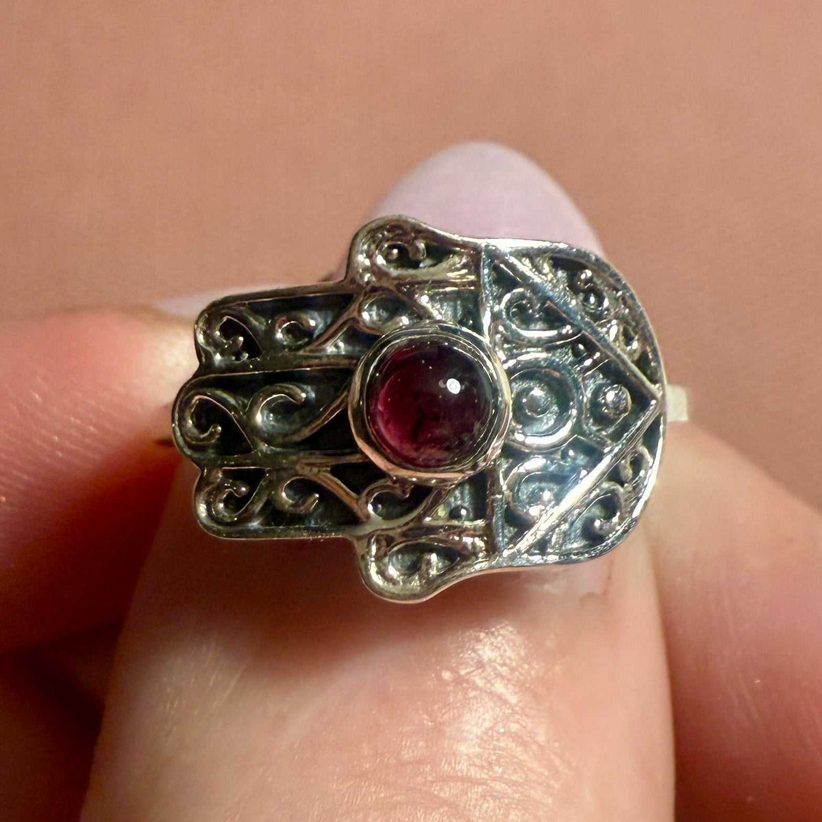 Anillo de filigrana con hamsa y granate – Plata de ley – Talla 8