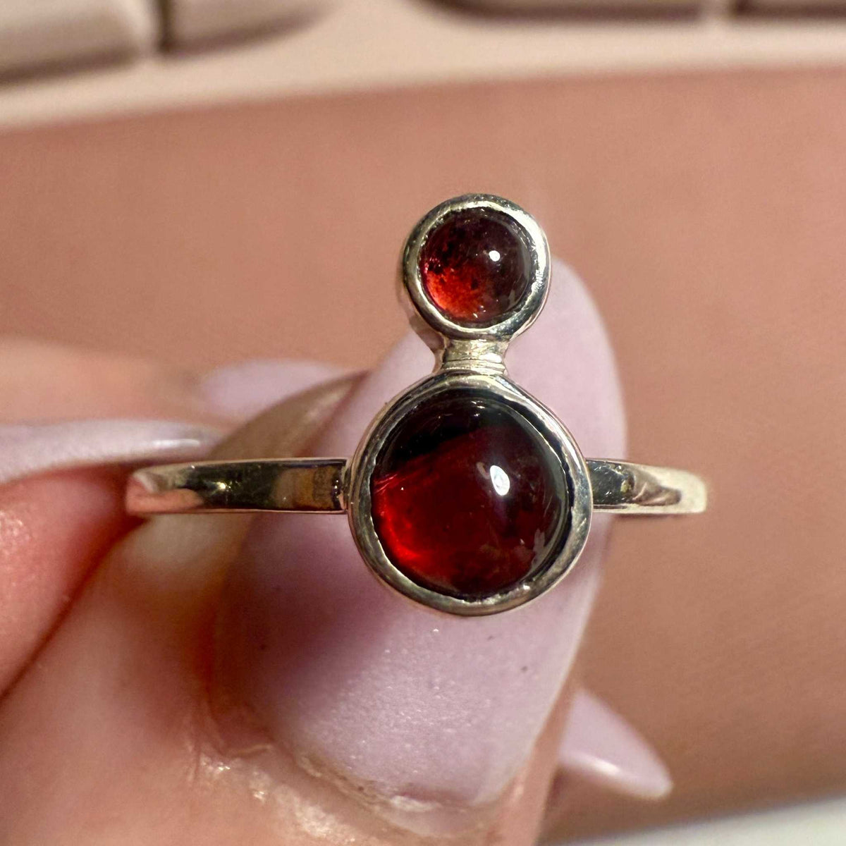 Anillo de granate con dos piedras – Plata de ley – Tallas 5, 7, 9