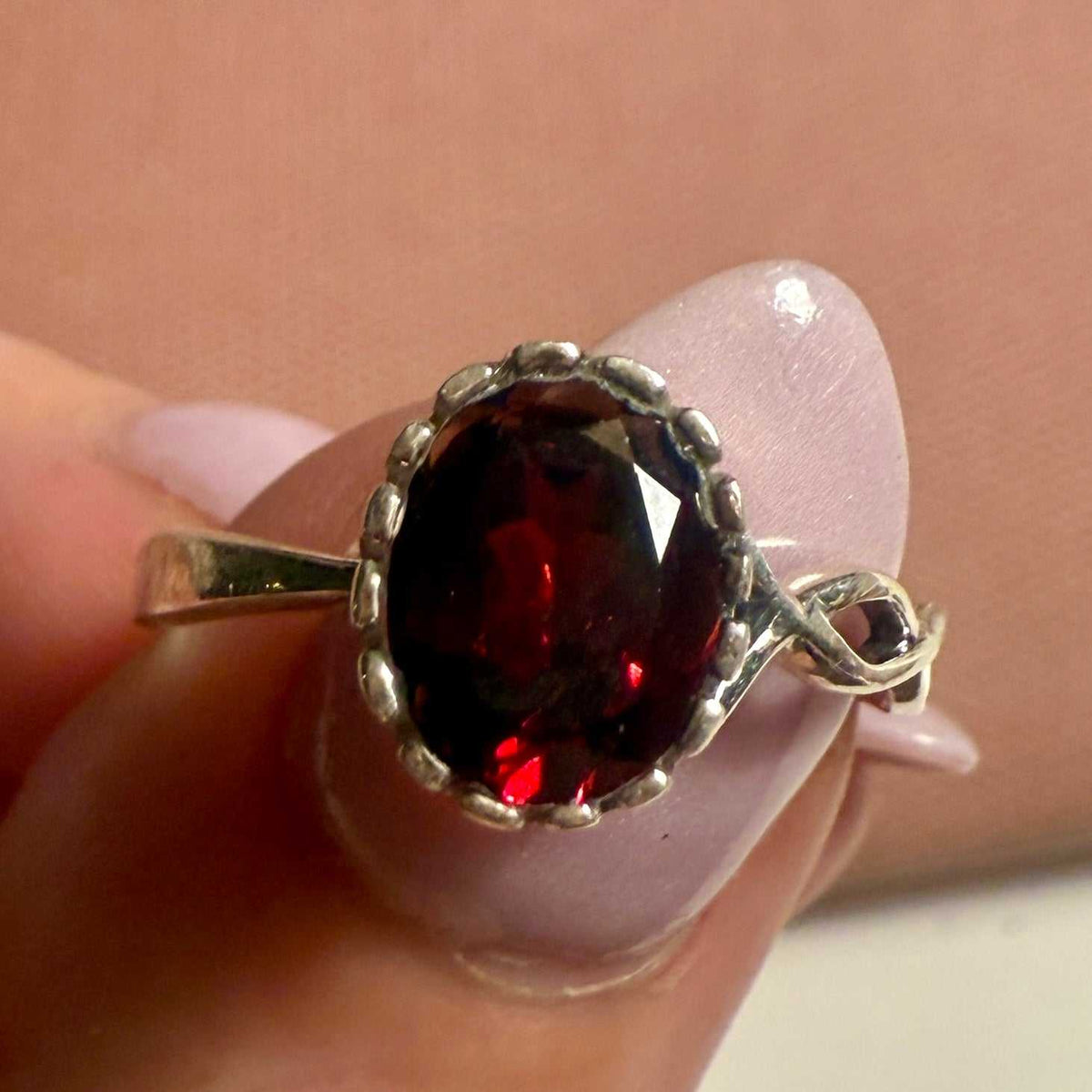 Anillo de granate ovalado – Plata de ley – Talla 9