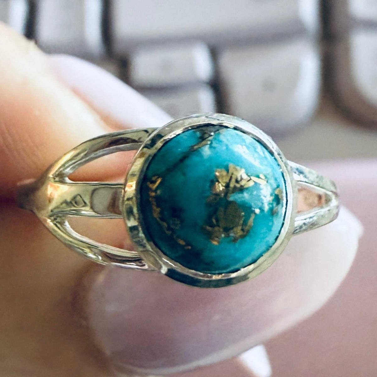 Anillo redondo de banda dividida con turquesa — Talla 8