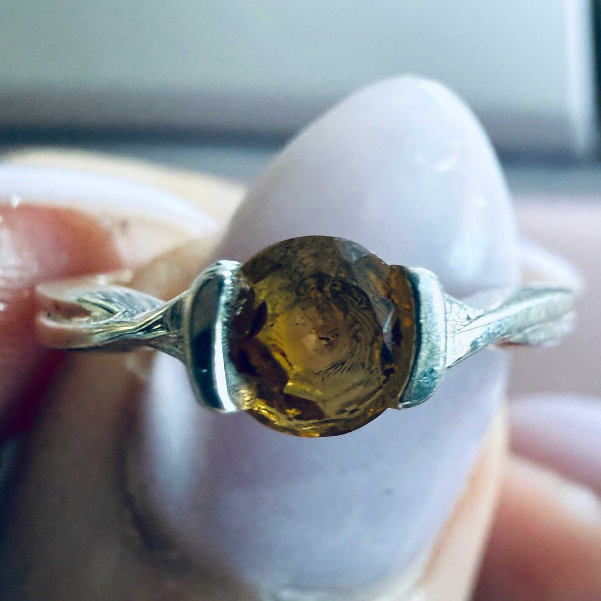 Anillo redondo de citrino con detalle de hoja – Plata de ley – Talla 5