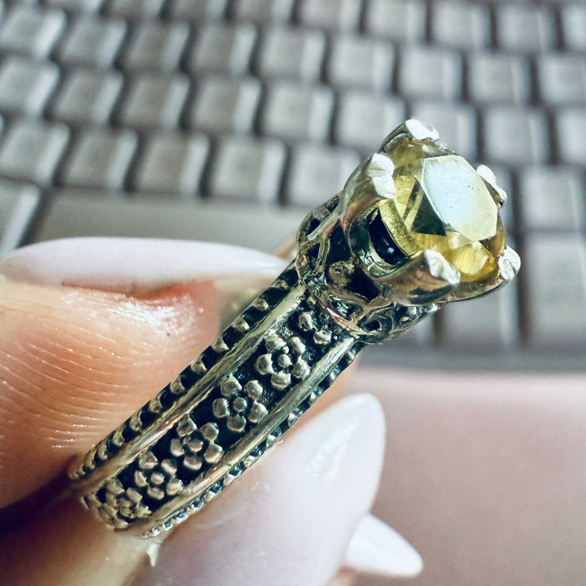 Anillo redondo con banda floral de citrino – Plata de ley – Talla 7