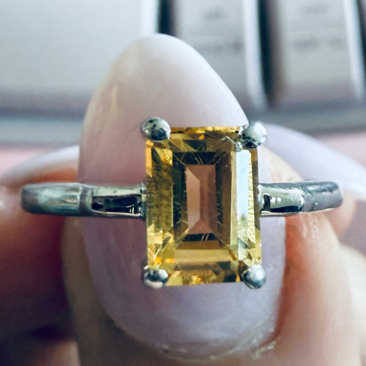 Anillo solitario de citrino talla esmeralda – Plata de ley – Talla 7