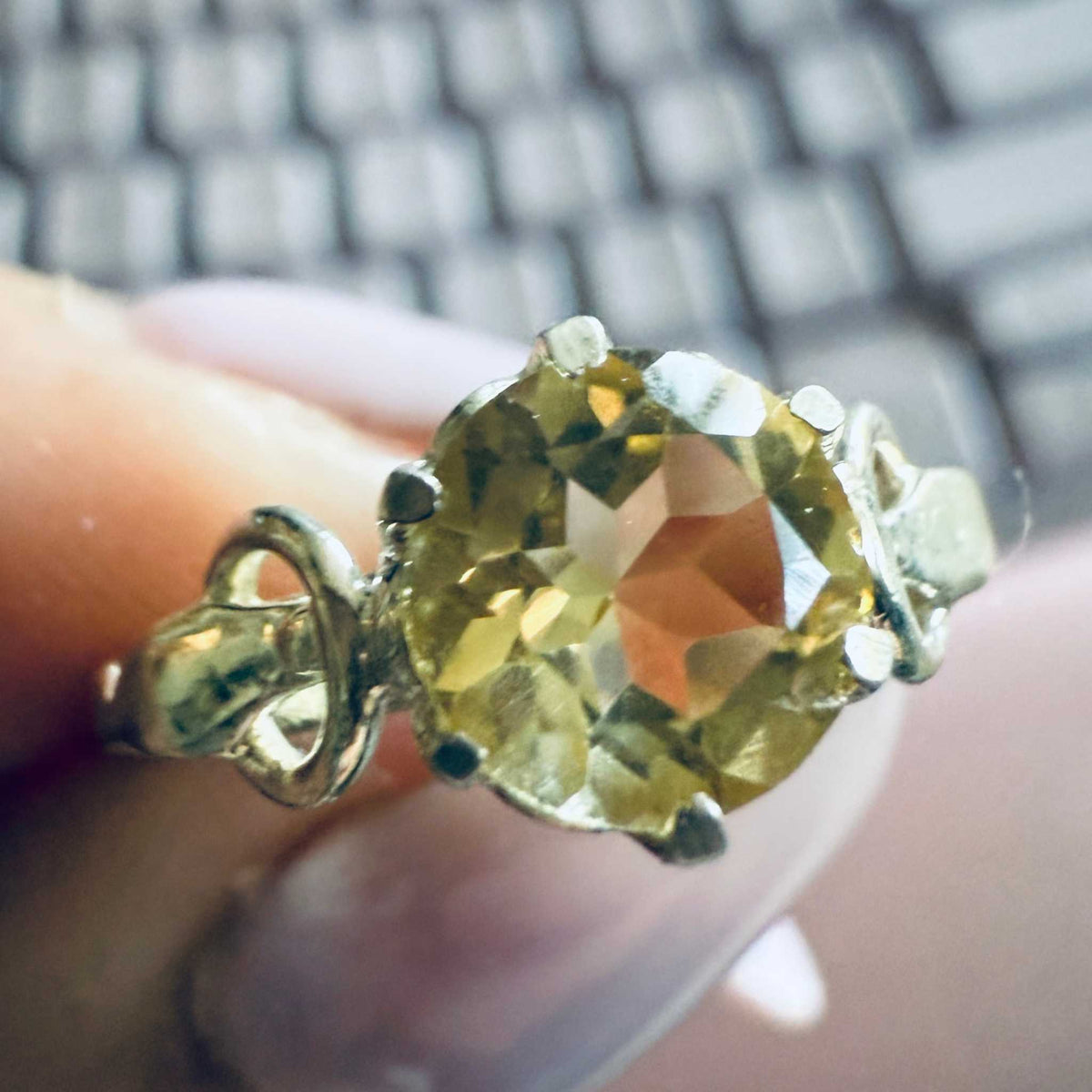 Anillo redondo de filigrana con citrino – Plata de ley – Talla 7