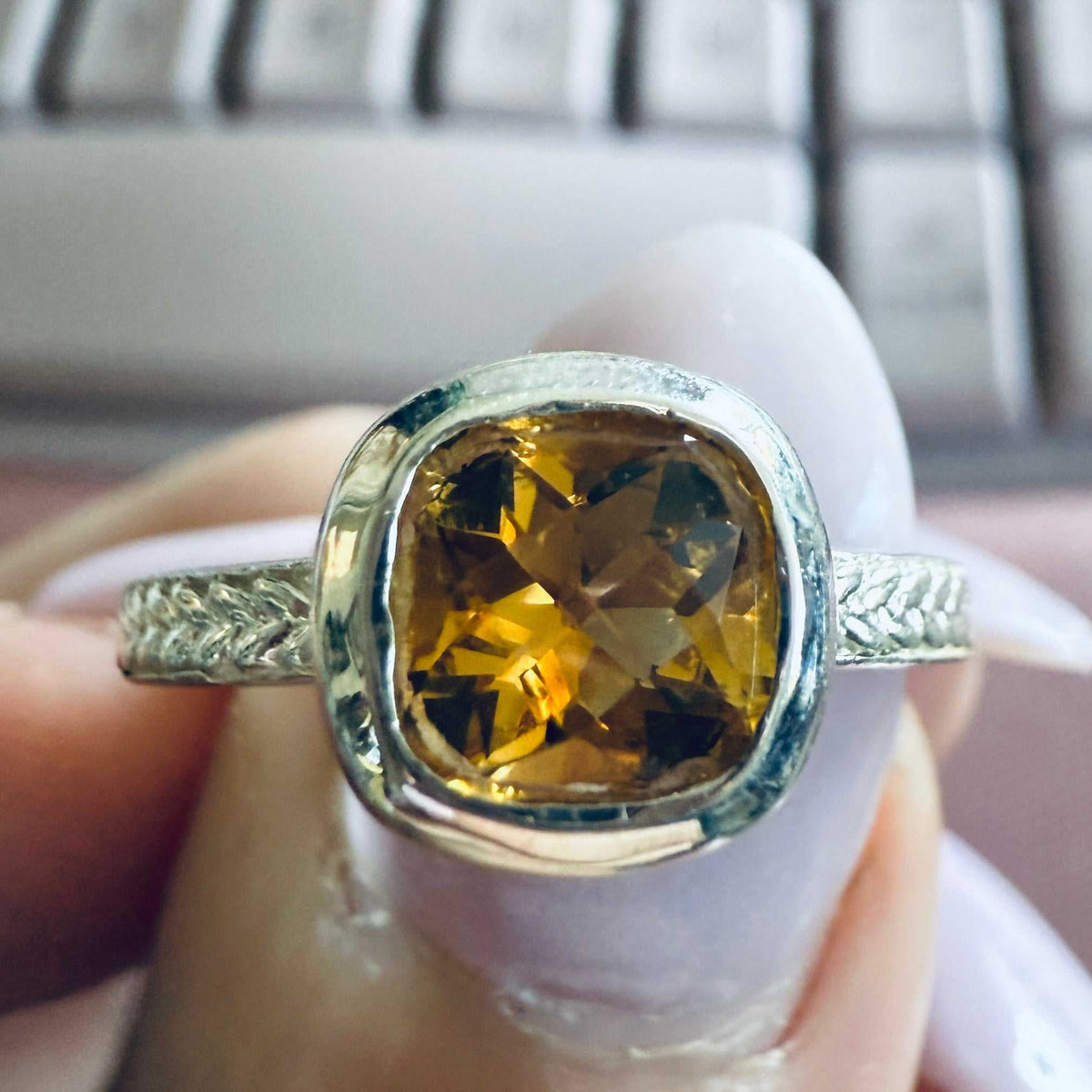 Anillo de banda trenzada con citrino de talla cojín – Plata de ley – Talla 8