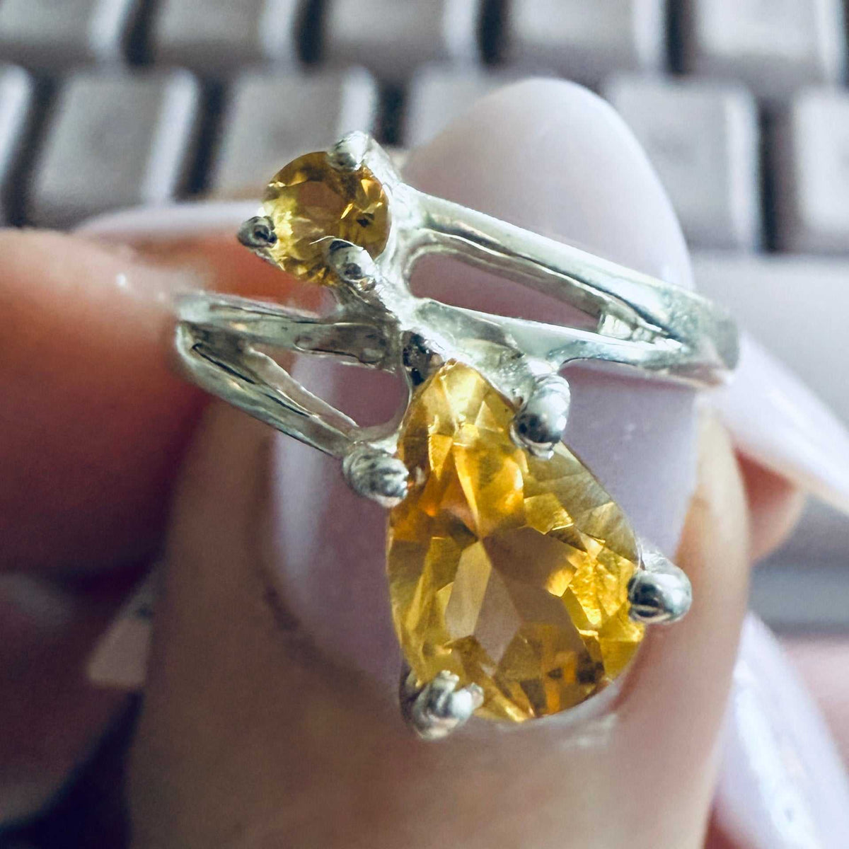 Anillo de pera con dos piedras de citrino – Plata de ley – Talla 5