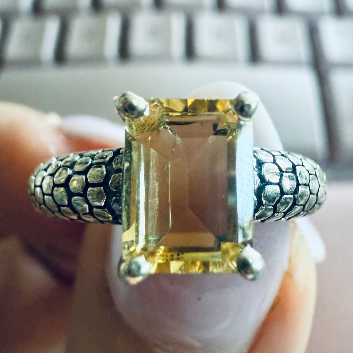 Anillo rectangular de citrino con banda de serpiente – Plata de ley – Tallas 6 y 7