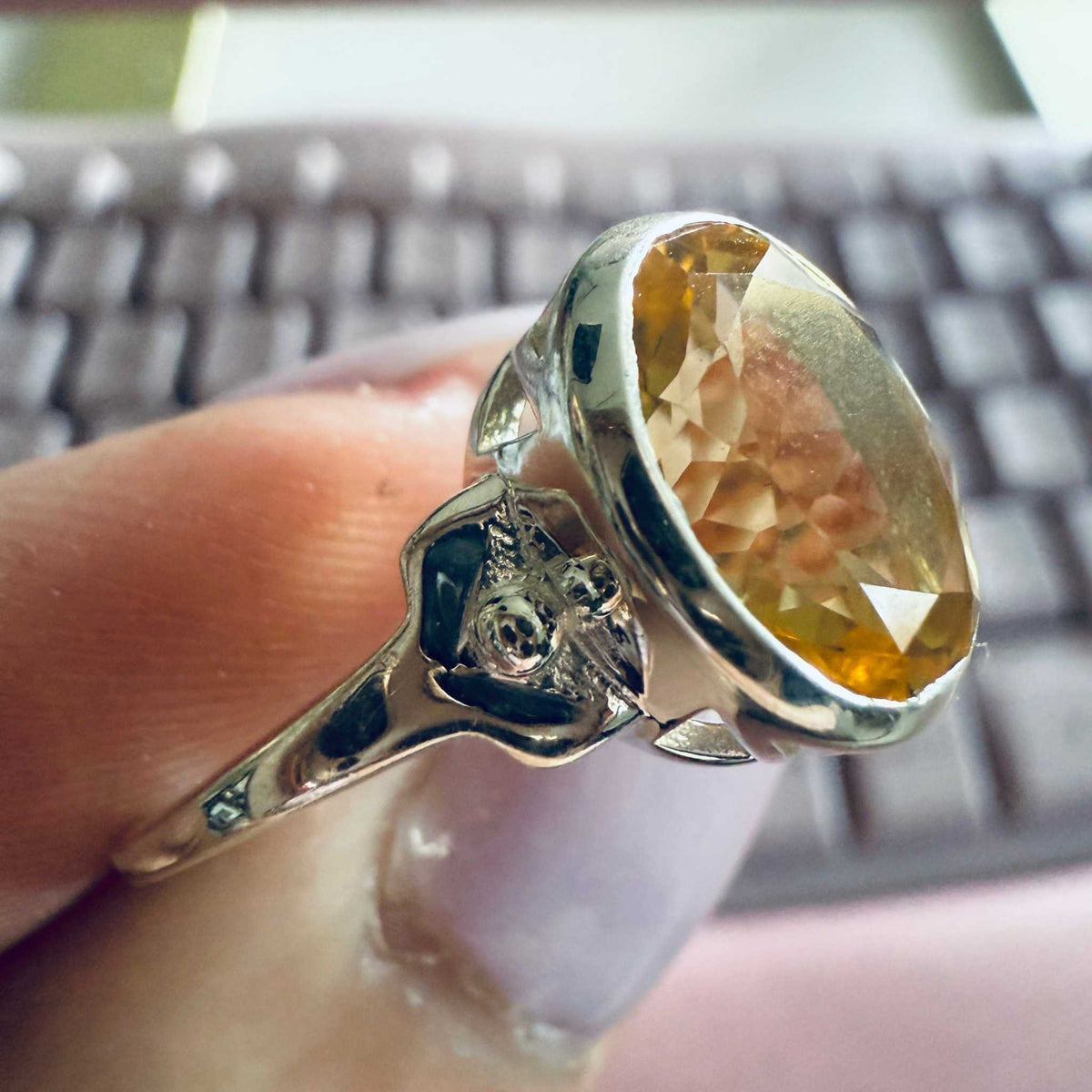 Anillo ovalado facetado de citrino con detalle de rosa – Plata de ley – Talla 8