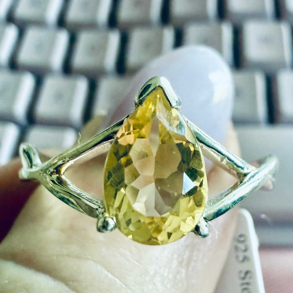 Anillo estilo rama con citrino de talla pera – Plata de ley – Talla 13