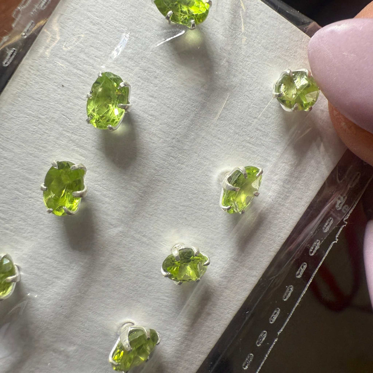 Pendientes redondos de poste con peridoto – Plata de ley