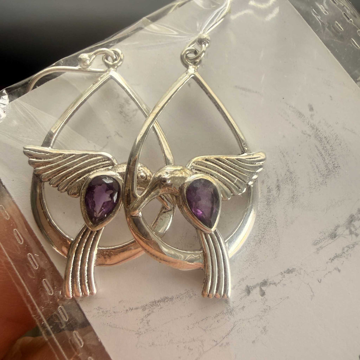 Pendientes de colibrí con piedras preciosas en plata de ley — Peridoto y granate