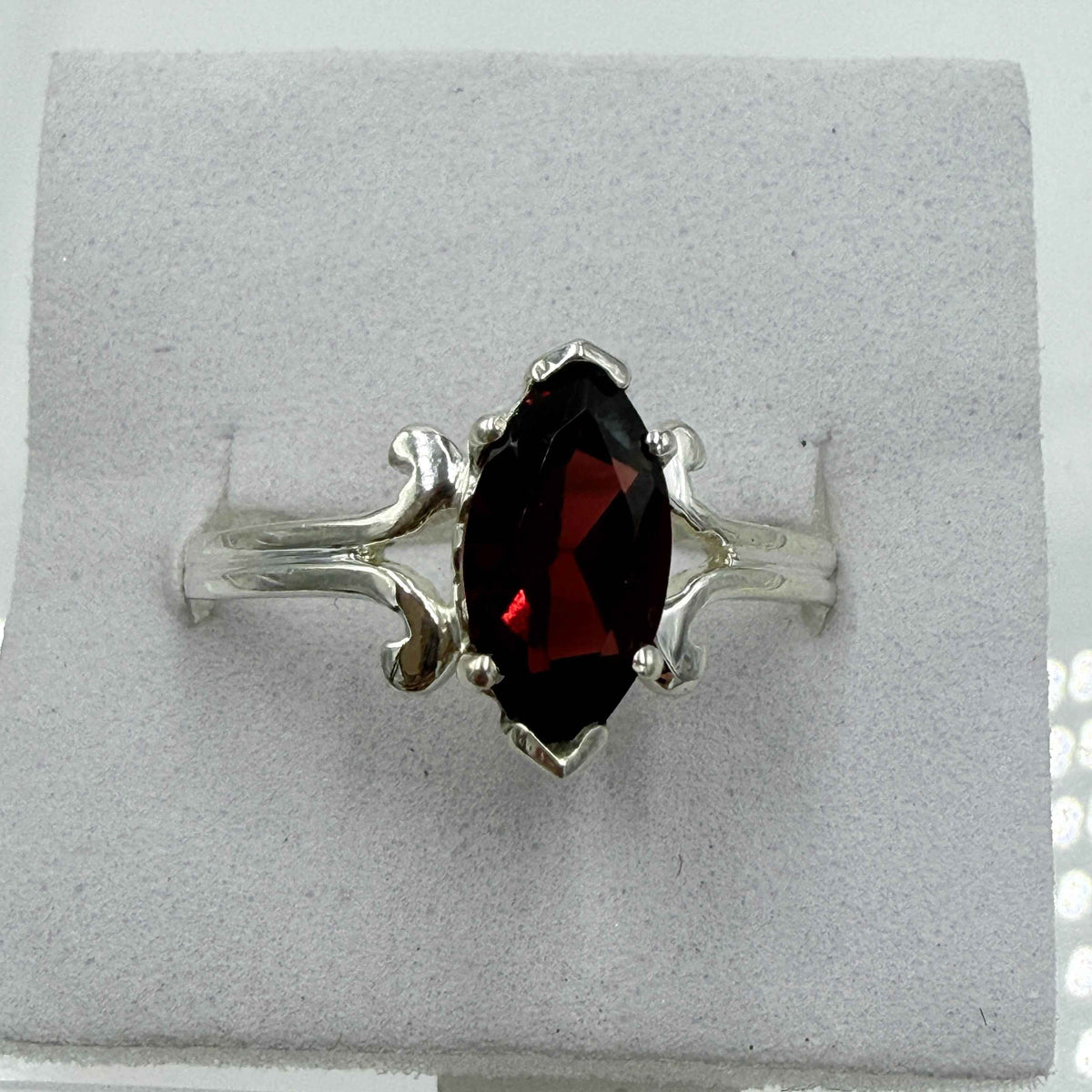 Anillo de plata de ley con granate talla marquesa – Talla 10 – Pasión, fuerza y arraigo