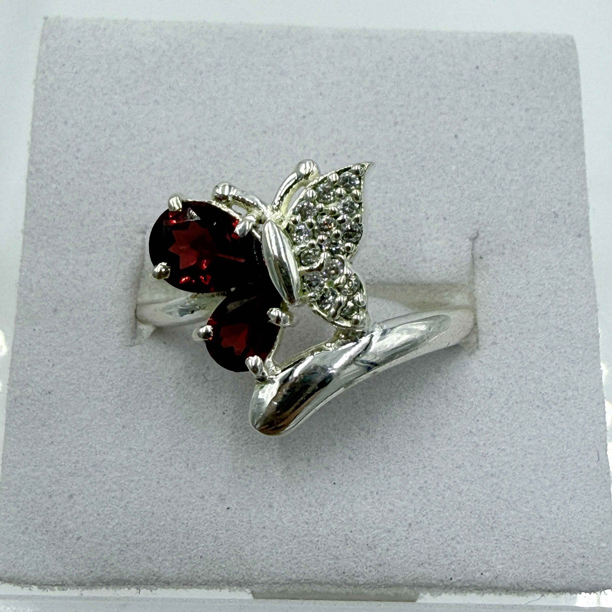 Anillo de plata de ley con granate talla cojín en forma de mariposa – Talla 8 – Pasión, fuerza y arraigo