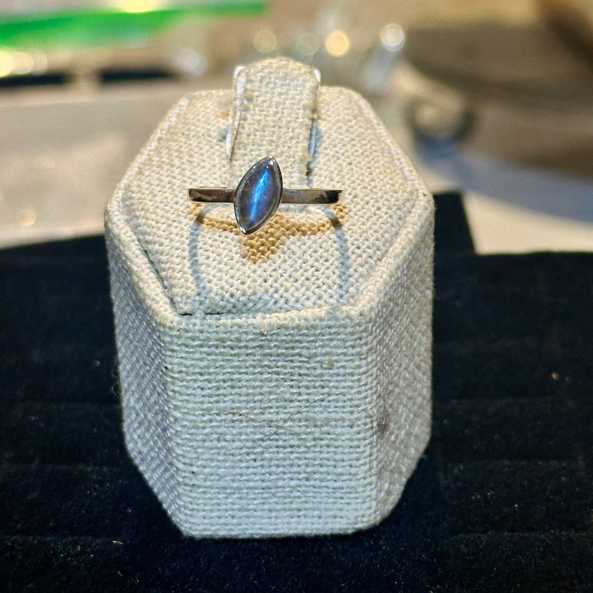 Anillo solitario de labradorita talla marquesa – Plata de ley – Talla 6