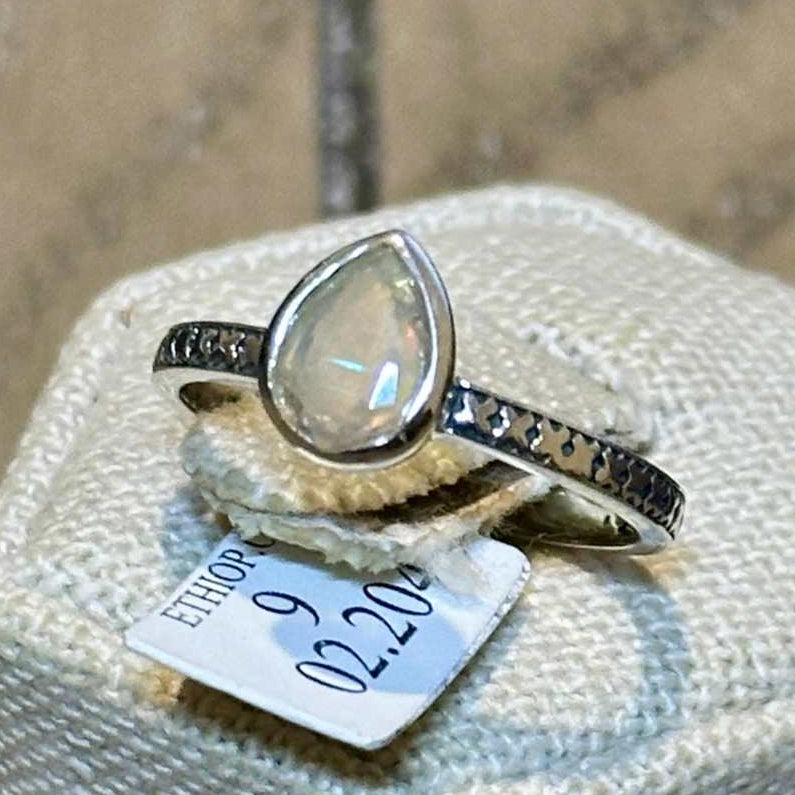 Anillo de plata de ley con ópalo etíope talla pera, engaste biselado y banda texturizada – Talla 9