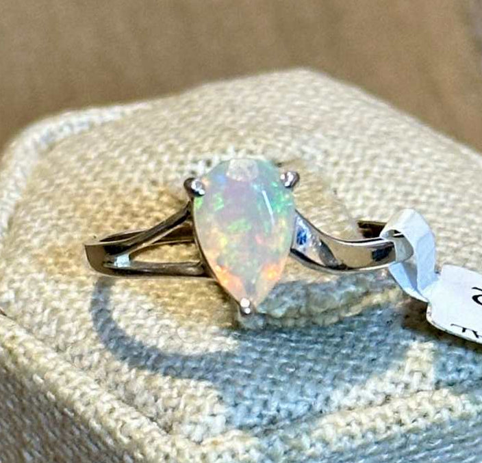 Anillo bypass de ópalo etíope talla pera – Plata de ley – Tallas 6–9