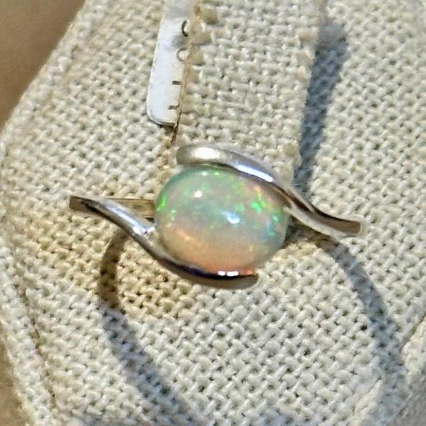 Anillo Wave-Bypass redondo de ópalo etíope – Plata de ley – Talla 8