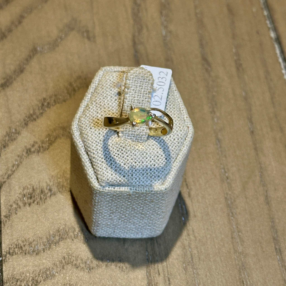 Anillo bypass de ópalo etíope en forma de pera – Chapado en oro – Talla 9