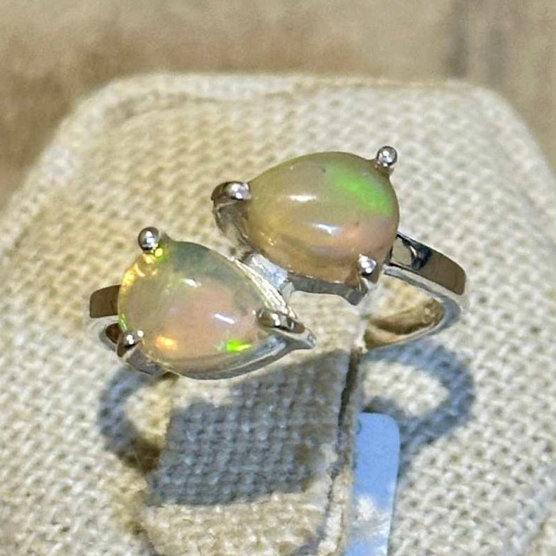 Anillo bypass de ópalo etíope con dos piedras en forma de pera – Plata de ley – Talla 7