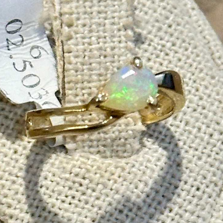 Anillo de banda torcida con ópalo etíope en forma de pera – Chapado en oro – Talla 6