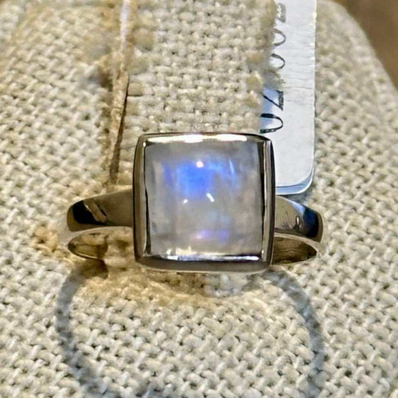 Anillo cuadrado elevado de piedra luna arcoíris – Plata de ley – Talla 5