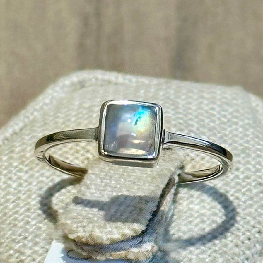 Anillo cuadrado con piedra lunar arcoíris y engaste de bisel – Plata de ley – Tallas 8 y 9