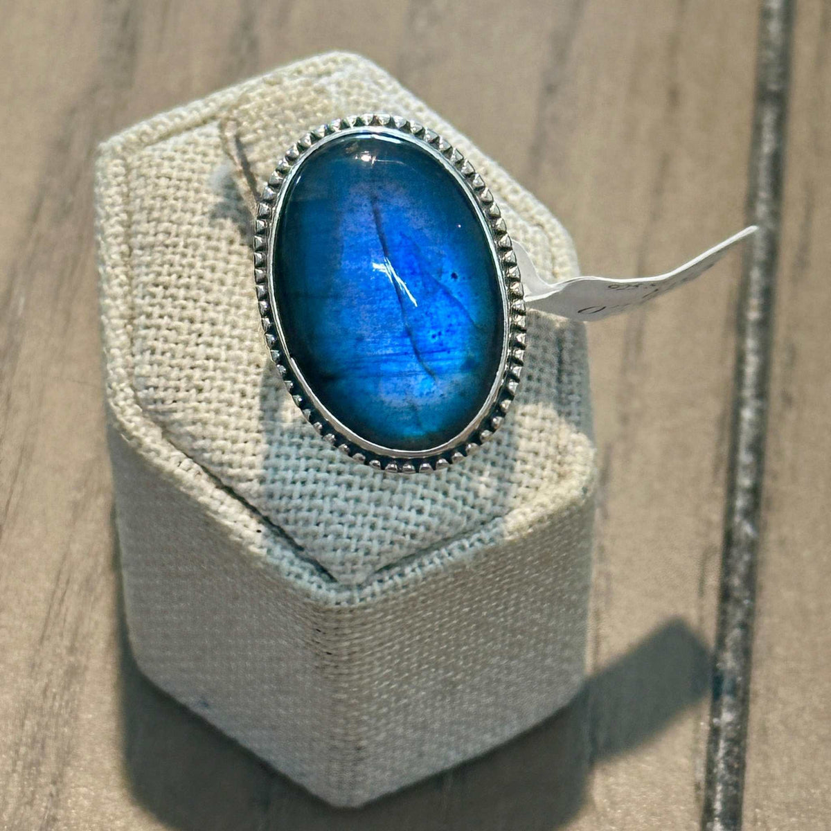 Anillo ovalado de cuentas de labradorita de alto brillo – Plata de ley – Talla 8