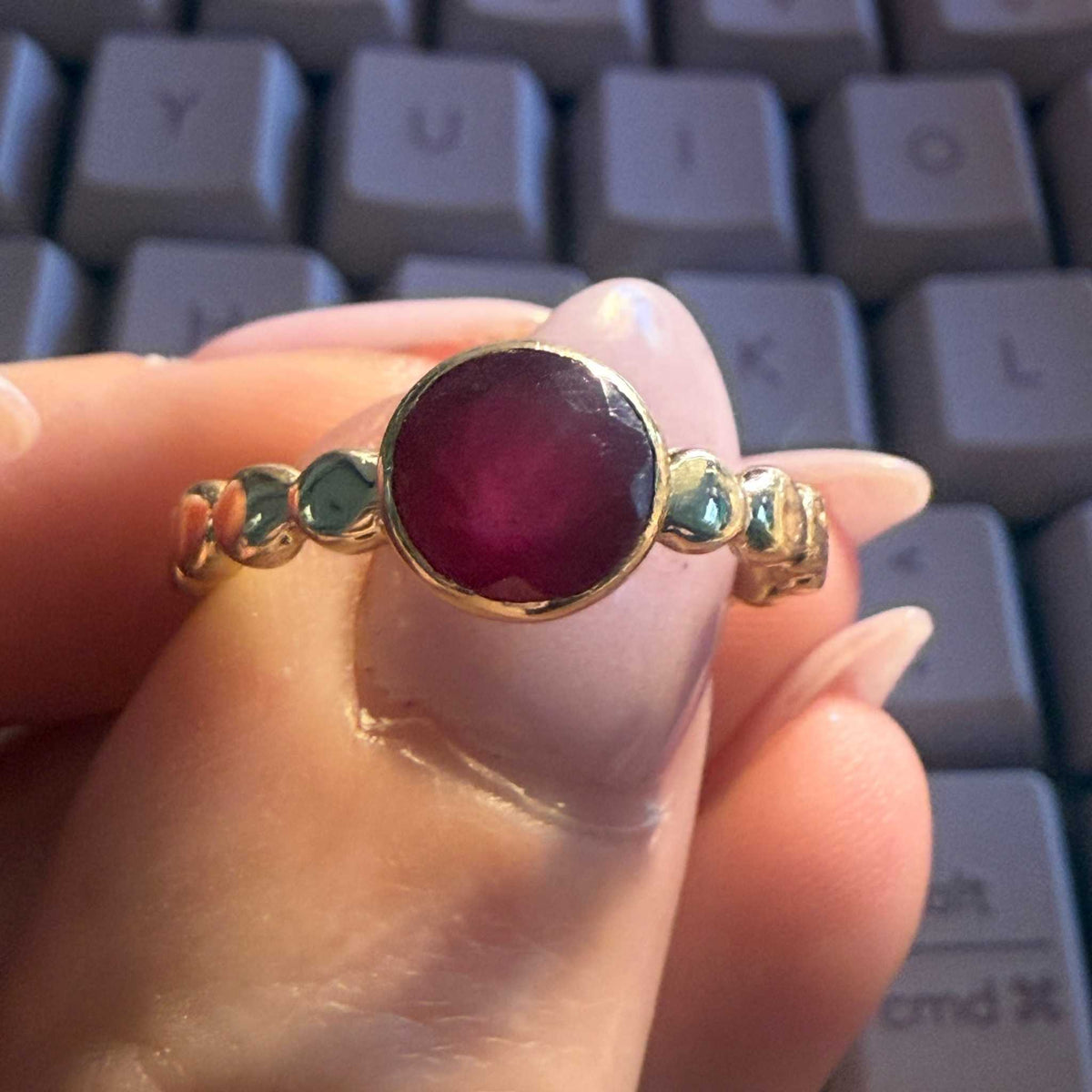 Anillo tipo banda de guijarros de rubí | Vermeil de oro de 18k